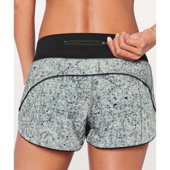 Lululemon Speed Up Short Awaken 2.5" - Size 6 - Picture 3 of 12